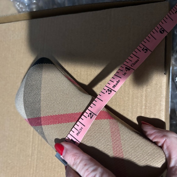 Burberry Glasses Case - Picture 7 of 7